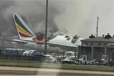 В аэропорту Шанхая на борту Boeing 777 произошел масштабный пожар: видео с места событий - newsone.ua - Шанхай - Эфиопия