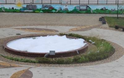 В Прикамье молодые люди устроили "пенную вечеринку" в городском фонтане: теперь с ними разбирается полиция - nakanune.ru - Россия