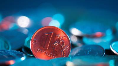 Денис Ракша - Рубль снижается к доллару и евро в начале торгов - russian.rt.com
