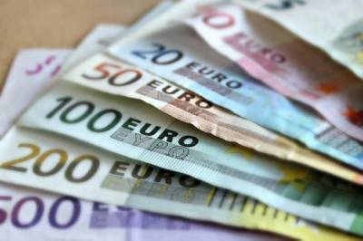 На открытии торгов Мосбиржи курс евро превысил 83 рубля - aif.ru - Лондон