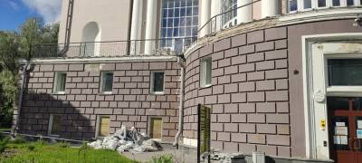 Отреставрированная за 800 млн рублей Национальная библиотека Карелии вновь встала на ремонт (ФОТО) - stolicaonego.ru - Карелия