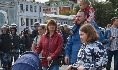 Андрей Стрижов - СКР пригрозил уголовной ответственностью родителям, которые приходят на митинги с детьми - og.ru