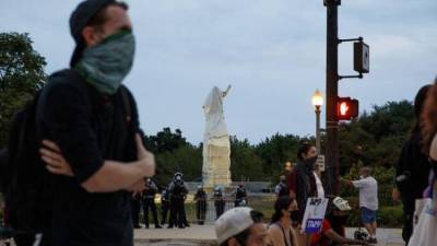 Христофор Колумб - Власти Чикаго демонтировали две статуи Колумба по требованию протестующих - ru.espreso.tv - Италия - Чикаго
