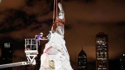 Христофор Колумб - В Чикаго демонтировали две статуи Христофора Колумба из-за протестов - iz.ru - Израиль