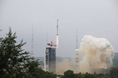 Китай вывел на орбиту три спутника для развития интернета и картографии - aif.ru - Китай
