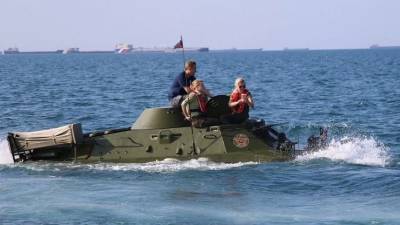 Эксклюзивное видео спасения экипажа из тонущей бронемашины в Керченском проливе - 5-tv.ru - Крым