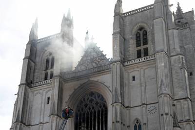 Мигрант признался в поджоге собора XV века во Франции - lenta.ru - Франция - Нант - Руанда