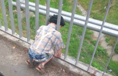 Мальчик застрял головой в ограждении моста - ont.by - Калинковичи