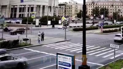 Видео: автомобиль сбил 80-летнего дедушку на Московском проспекте - piter.tv - Россия - Санкт-Петербург