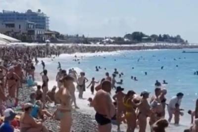 Толпы туристов на пляжах в Сочи попали на видео и возмутили местных жителей - kubnews.ru - Сочи - Турция