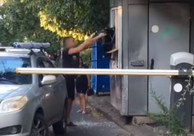 Таксист устроил погром на парковке в Одессе, видео: "Отказался платить" - odessa.politeka.net - Одесса