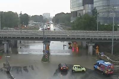 Ряд дорожных участков подтопило из-за сильного дождя в Москве - vm.ru