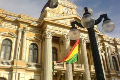 Аньес Жанин - Временный президент Боливии сообщила, что излечилась от коронавируса - aif.ru - Боливия