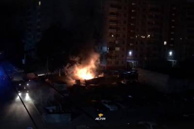 Ночной пожар в новосибирском дворе напугал автовладельцев - novos.mk.ru