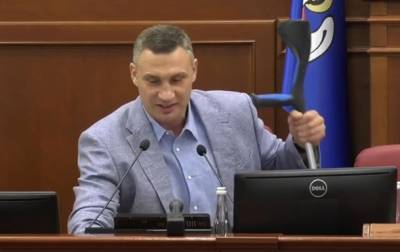 Виталий Кличко - Кличко на костылях пригрозил "накостылять" чиновникам - korrespondent.net - Киев - Киев