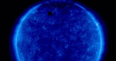 На снимке Солнца NASA появился странный объект - popmech.ru