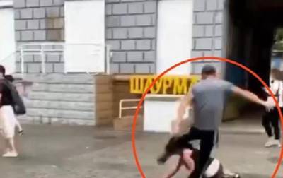 Борис Филатов - В Днепре ногами избили женщину на улице. Видео 18+ - korrespondent.net - Днепр