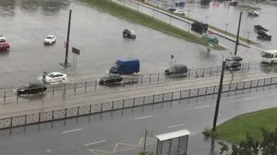 Сотрудникам МЧС пришлось "вызволять" двух пассажиров такси из затопленного участка дороги - piter.tv - Санкт-Петербург