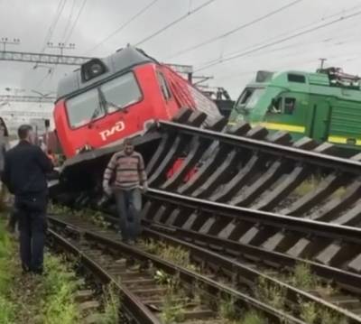 В российском Санкт-Петербурге столкнулись и сошли с рельсов поезда: есть пострадавшие - vchaspik.ua - Россия - Санкт-Петербург