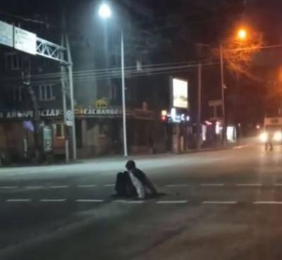 Сидевший в полночь на дороге пьяный незнакомец набросился на пытавшегося объехать его водителя - naviny.by