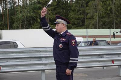 Мусоровоз опрокинулся на МКАД в результате аварии - m24.ru