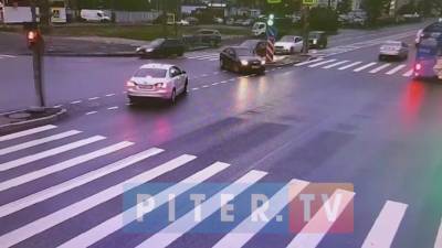 ДТП на перекрестке Комендантского и Шаврова мешает движению машин - piter.tv