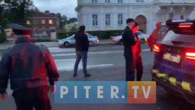 Артем Тарасов - Илья Мэддисон - На видео попал спор видеоблогеров с полицейскими - piter.tv