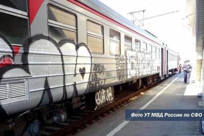 Омские граффитисты разрисовали электричку под Новосибирском - novos.mk.ru - Россия - Новосибирск - Омск - округ Сибирский - Барабинск
