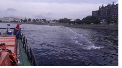 Специалисты Росприроднадзора проверили нефтяные разводы у Большеохтинского моста - piter.tv - Санкт-Петербург