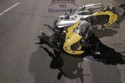 В Красноярске мотоцикл размазало о бетонный забор после жесткого удара с Infiniti - kras.mk.ru - Красноярск