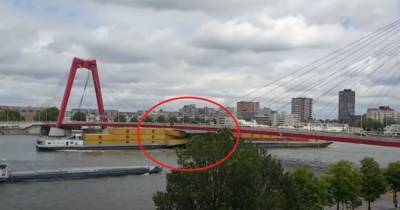 В Роттердаме судно с контейнерами врезалось в мост - tsn.ua - Голландия - Роттердам