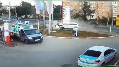 В Самаре погиб водитель легковушки, протаранивший заправку. Видео - vesti.ru - Самара