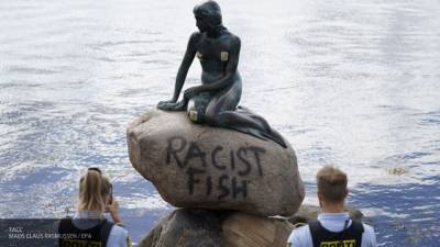 Ганс Христиан Андерсен - Вандалы написали "расистская рыба" на статуе Русалочки в Копенгагене - inforeactor.ru - Копенгаген