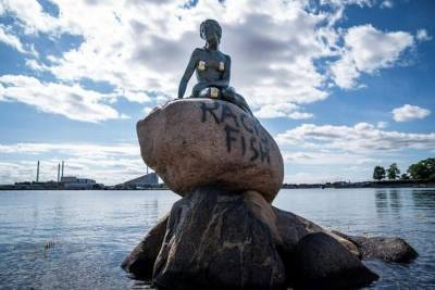 Ганс Христиан Андерсен - Вандалы разрисовали памятник Русалочке в Копенгагене - m24.ru - Норвегия - Дания - Копенгаген - Гренландия