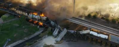 Поезд сошел с рельсов и загорелся на мосту в Аризоне - runews24.ru - США - шт. Аризона - с. Видео