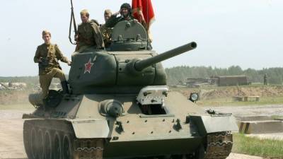 Видео: восстановленный Т-34 на собственном ходу приехал в музей - 5-tv.ru - Санкт-Петербург