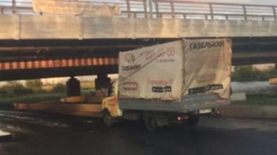 "Мост глупости" в Петербурге поймал очередной фургон - piter.tv - Санкт-Петербург