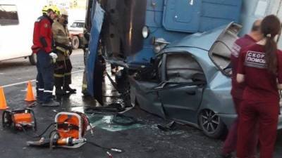 Mercedes Benz - Под Симферополем грузовик раздавил легковушку: водитель погиб - crimea.ria.ru - Крым - Симферополь