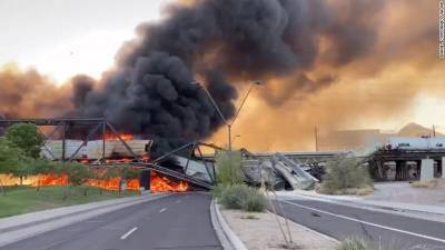 В США грузовой поезд сошел с рельс и загорелся, разрушив мост - bykvu.com - США - Украина - state Arizona