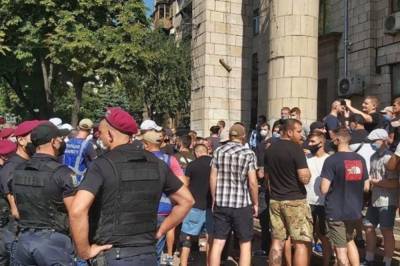 Радикалы напали на журналистов, которые митинговали против беспредела Нацсовета по ТВ: видео и фото стычек - newsone.ua