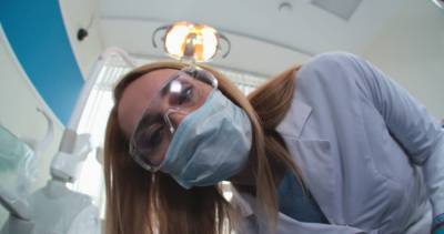 Агрессивный пациент в Карелии ударил по лицу женщину-стоматолога - gubdaily.ru - район Пудожский - республика Карелия