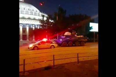 Колонна военной техники в центре города удивила новосибирцев - novos.mk.ru - Новосибирск