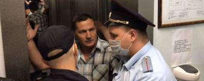Олег Костин - Видео: саратовский депутат помешал полицейским задержать участницу одиночного пикета - runews24.ru