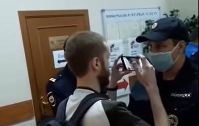 Давид Френкель - СК не стал возбуждать уголовное дело из-за сломанной руки журналиста Френкеля - znak.com - Санкт-Петербург