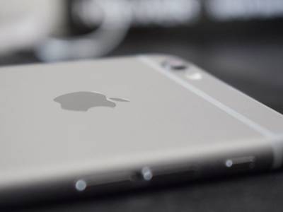 Джон Проссер - В Apple объяснили причину отсрочки выпуска новой модели iPhone - golos.ua - Украина