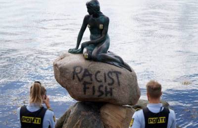 Ганс Христиан Андерсен - "Расистская рыба". В Копенгагене вандалы испортили памятник Русалочке - focus.ua - Гонконг - Гонконг - Дания - Копенгаген - Протесты
