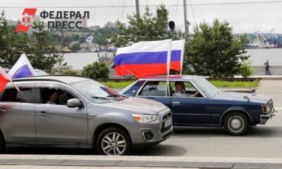 Флаги России в небе и на земле: в Приморье отметили принятие поправок в Конституцию - fedpress.ru - Россия - Приморье край - Владивосток - Уссурийск