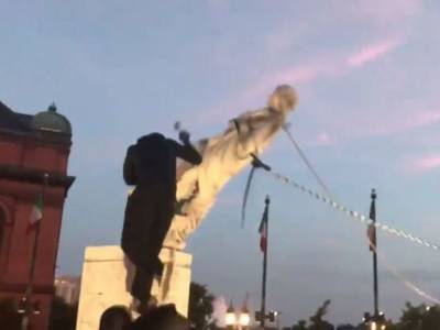 Христофор Колумб - Протестующие снесли мраморную статую Колумбу в США - golos.ua - USA - шт. Мэриленд - Балтимор - Baltimore