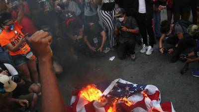 Джордж Флойд - На расовом протесте в США коммунисты устроили провокацию с сожжением флага: видео - ghall.com.ua - США - шт. Миннесота