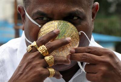 По-богатому. В Индии мужчина носит золотую маску от коронавируса - focus.ua - США - Индия - Пуна